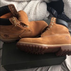 Size 10 timberland boots (wheat)